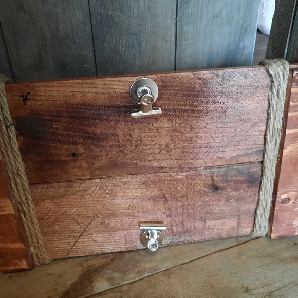 Wood picture frame with 2 solid metal clips for 5 x 7 pictures / handcrafted - Picture 6 of 7